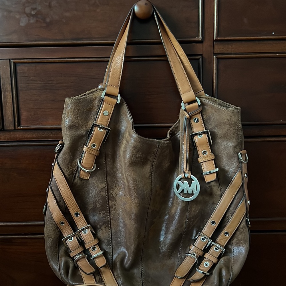 COPY - Michael Kors brown bucket bag 
Purse 
Good condition.